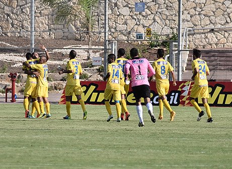 שחקני הרצליה חוגגים (ארנון לוי)