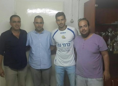 עווד במעמד החתימה