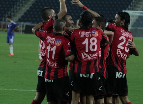 גם בכורה, גם צמד וגם ניצחון? קירטבה מוקף בשחקני קטמון אחרי השער (צילום: עדי אורן)