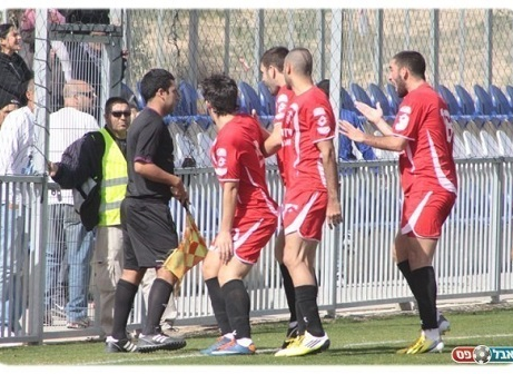 היה צריך לוותר ביוזמתו על השיבוץ למשחק של קטמון? מנצור מוקף בשחקנים (שי מוגילבסקי)