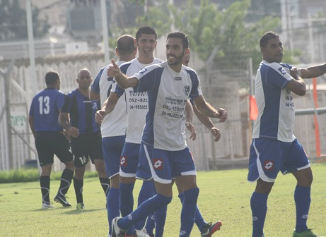 חוגג עם החברים את השני של הפועל נהריה. עמית משה (מיכה פישנזון)