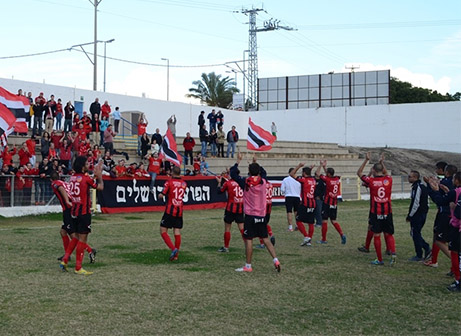 שחקני קטמון יחד עם האוהדים בסיום (איימן נסר אלדין)