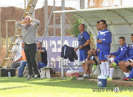 לא היה רגוע על הספסל. בנודיס משמאל (קובי רוזן)