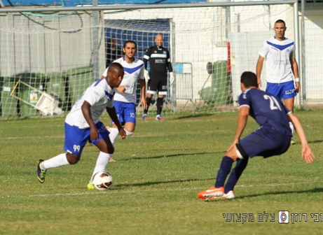 כמה כישרון בשחקן אחד. זיו מלסה משמאל (קובי רוזן)