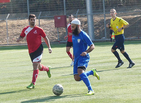 יאיר כהן צדק (בכחול) העניק לשיכון כרטיס לשלב הבא (אלי שמואלי)