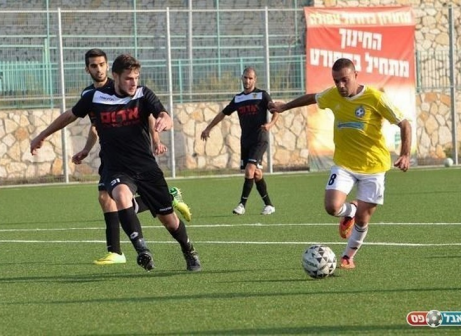 אנס אבו חסן מבני בקה (בצהוב) הקבוצה שלו עדיין מושלמת (וואסים מואסי)