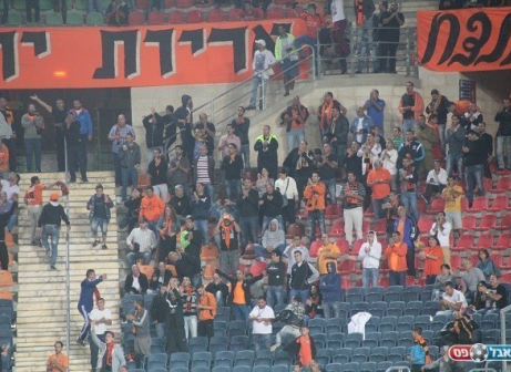 אוהד אחד עצבני במיוחד. הקהל של בני יהודה ביציע (עדי אורן)