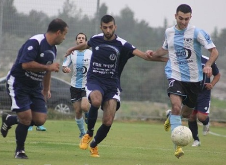 משחק חשוב. מנסור פריג' (במדי שמשון כפר קאסם) נגד כפר ברא (תאמר סרסור)