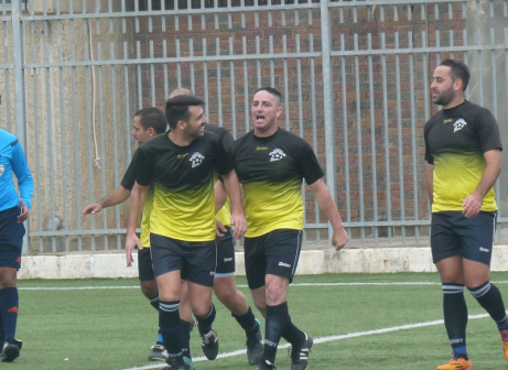 חלפון (במרכז) חוגג עם החברים. בת ים שוב חזק בתמונה (אלי שמואלי)