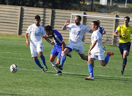 שינהר מורד ממגדל העמק מוקף בשחקני אולגה (שלומי גבאי)
