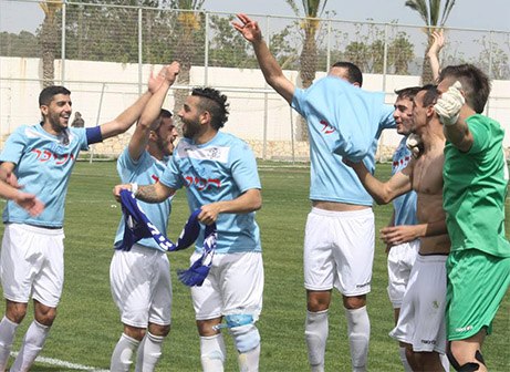 שחקני בית שאן חוגגים (מיכה פישנזון)