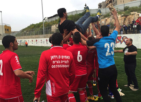  שחקני כפר כנא יחד עם פאיד חסון (מחאסן נאסר אתר מגדנא)