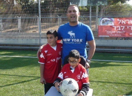 כדורגל ותרומה לקהילה. נוח עם ילדי משפחת לוי (אלי שמואלי)