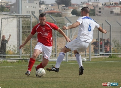 אופיר חלוואני מכפר קאסם (באדום) ודוד אפנג'ר מקרית אונו (תאמר סרסור)