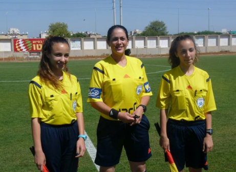 הבוגרת ודור ההמשך. כהן שקורי (במרכז) והתאומות בן עזרא (אלי שמואלי)