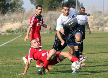 נשאר בזכות האמונה. קדוש (באדום. לירן דורף)