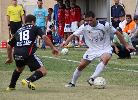 חוזרים לשתף פעולה. עקיבא ואוזן (מאחור) (עודד חסין)