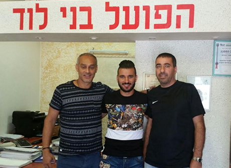 נסר במעמד החתימה