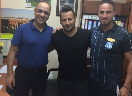 בוזגלו יחד עם חלפון במעמד החתימה