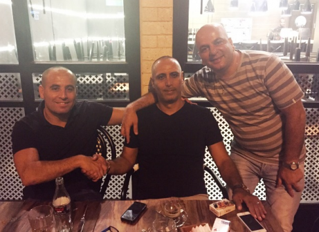 מעמד החתימה: מאור (משמאל), ליד אביחי יחיא