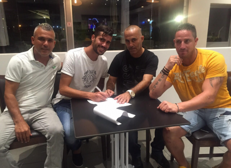 טליאס יחד עם נציגיו במעמד החתימה