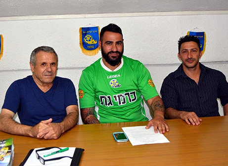 אמיר אדרי במעמד החתימה (פייסבוק מכבי קרית גת, ולדי מויסייב)