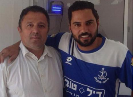 אסולין במעמד החתימה