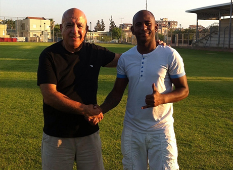 דוס סנטוס. ממשיך בבית