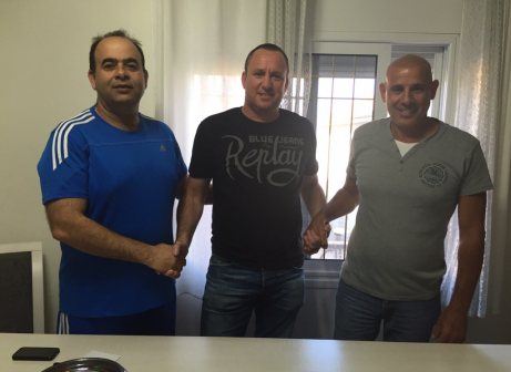 מאמנה החדש של מעלות. בניה במעמד החתימה