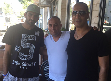 אדיר חליפה במעמד החתימה