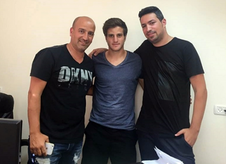 הבר (במרכז) יחד עם סוכנו אדם קידן ויו