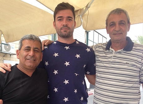 ג'אן במעמד החתימה