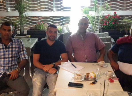 בויס יחד עם ראשי המועדון במעמד החתימה (דור היקה)