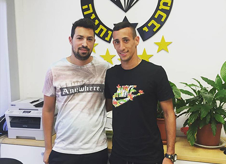 בוארון במעמד החתימה יחד עם סוכנו אדם קידן (פייסבוק)