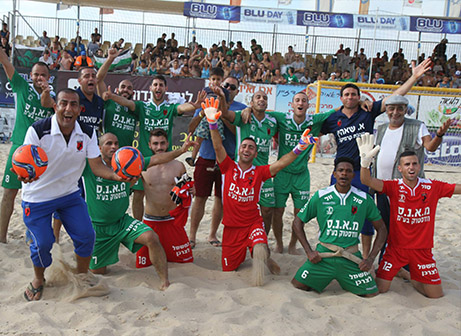 שחקני כפר קאסם חוגגים אליפות (שלומי גבאי)