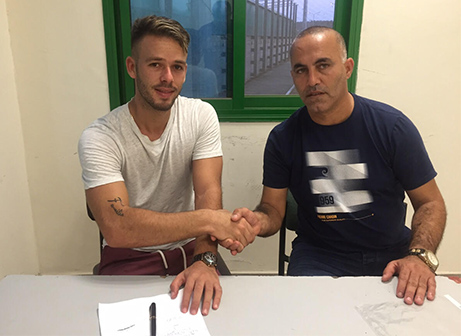 גניש במעמד החתימה