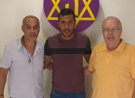 מנסור במעמד החתימה