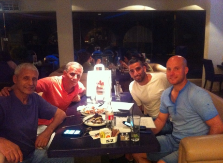 זיאת במעמד החתימה עם מופז קורן ושמילו, אנשי הבקעה 