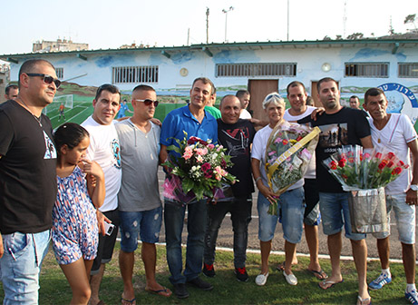 חברי ההנהלה יחד עם האוהדים (עודד חסין)