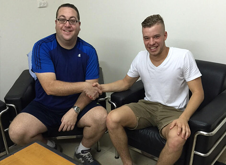 בלומנפלד במעמד החתימה