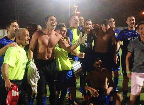 מכוונים גבוה. שחקני בית דגן חוגגים עלייה בעונה שעברה (אלי שמואלי)