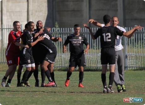 שחקני אור יהודה חוגגים בעונה שעברה (קובי רוזן)