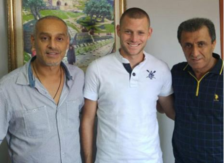 עומרי רון במעמד החתימה