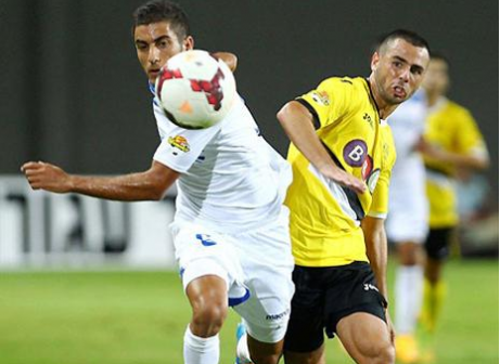 מצהוב לאדום. רול (מימין) (עודד קרני)