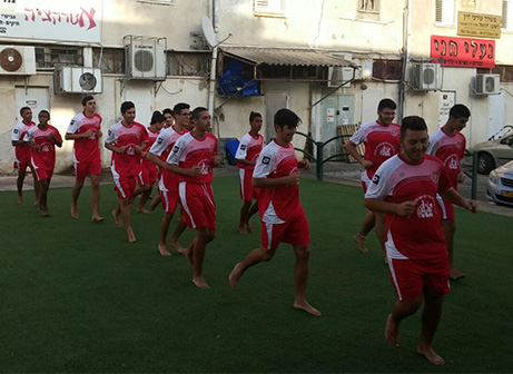 שחקני קבוצת הנוער מתאמנים ברחבת העירייה