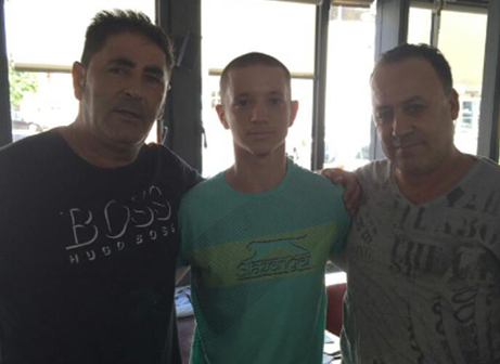 סלומון במעמד החתימה (הנהלת בית