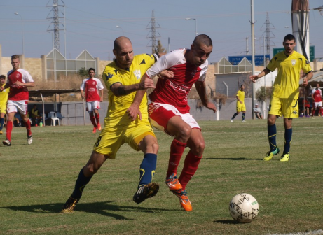 כבש מול האקסית. אמיר עזרא (באדום) מול גילי סטאר (אלון יהודיוף)