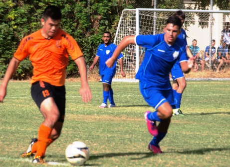 מייקל סממה (בכתום). כבש את הראשון למחנה (אלון יהודיוף)