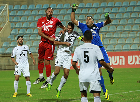 וולק מוקף בשחקני גלבוע (עדי מלול)