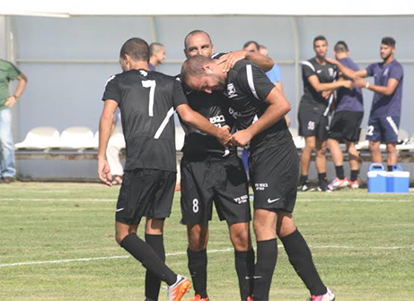 שחקני נהריה חוגגים (מיכה פישנזון)